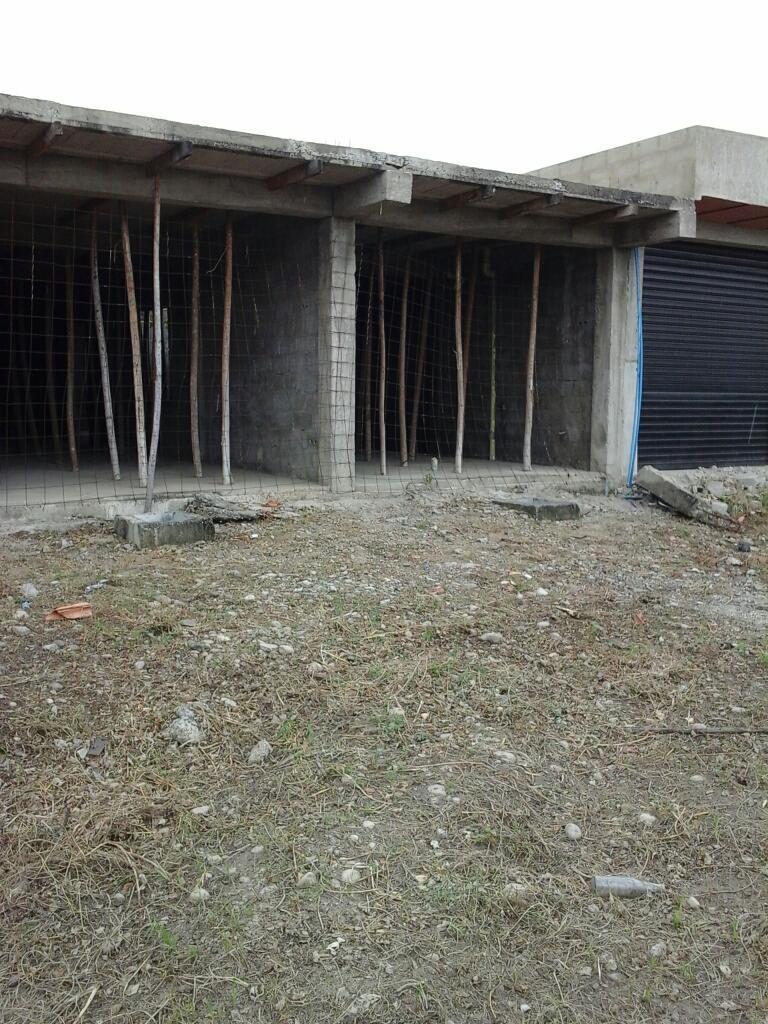 En venta construcción de tres locales