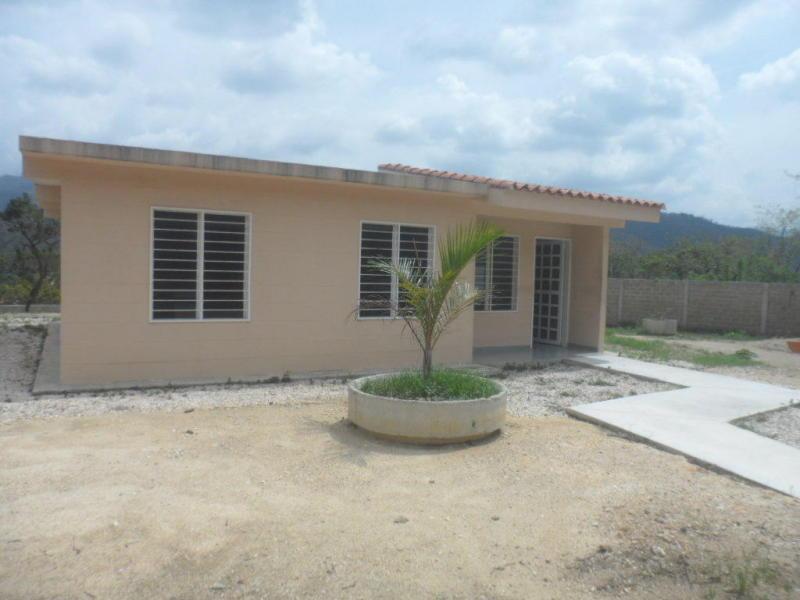 CASA DE 1100 M2 EN URB CARIALINDA  EDO