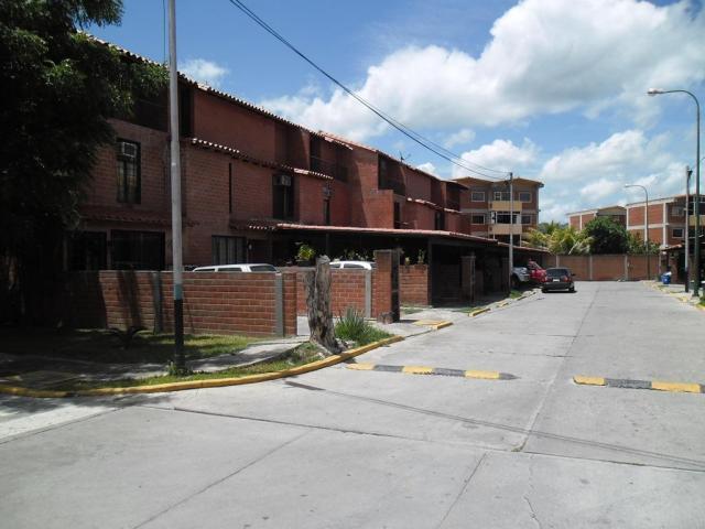Practico y acogedor Townhouse, ubicada en una urbanización cerrada con vigilancia en Guatire. MLS 1612539