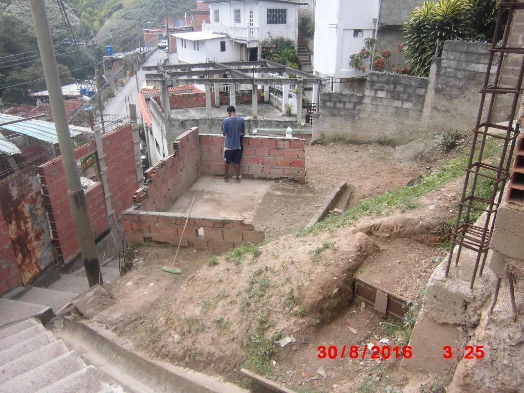 vendo terreno con muro y columnas en alberto ravel