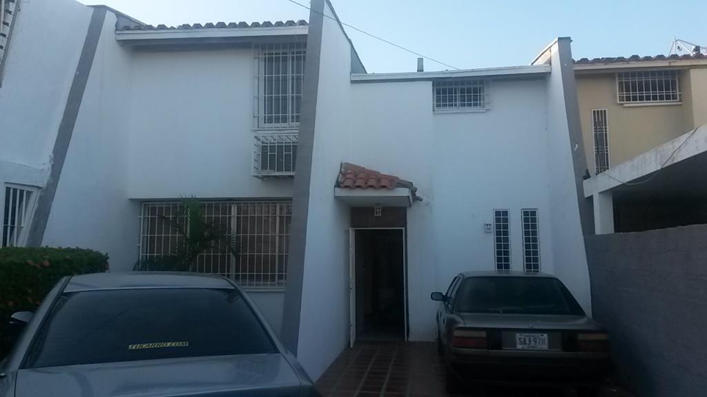 VENTA TOWNHOUSE URB. LAGO MAR BEACH MLS 1611110