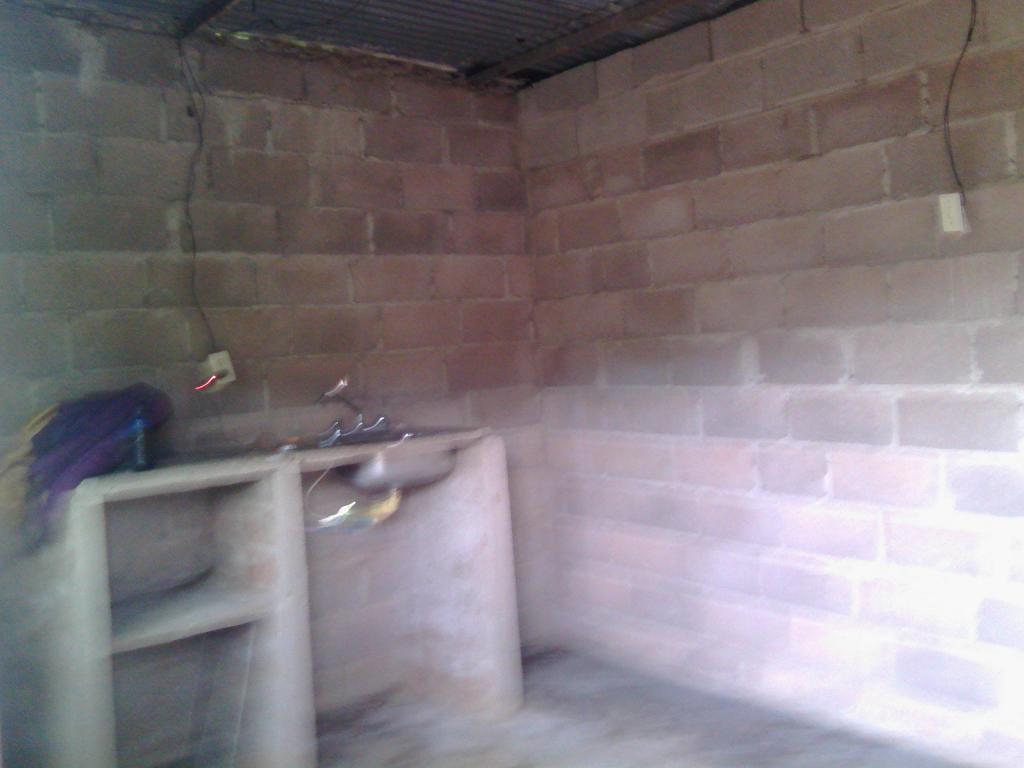 vendo casa pequeña de 4x15 con terreno de 10x28