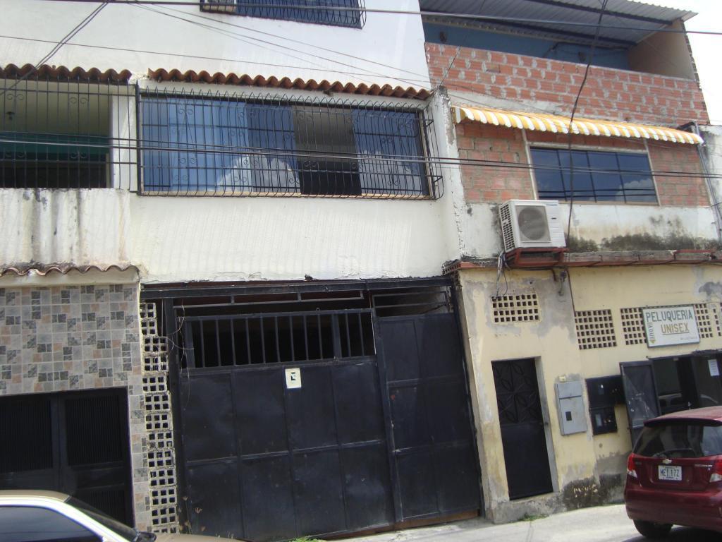 Vendo casa en Guarenas a una cuadra del Colegio