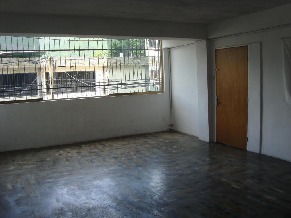Vendo casa en Guarenas a una cuadra del Colegio
