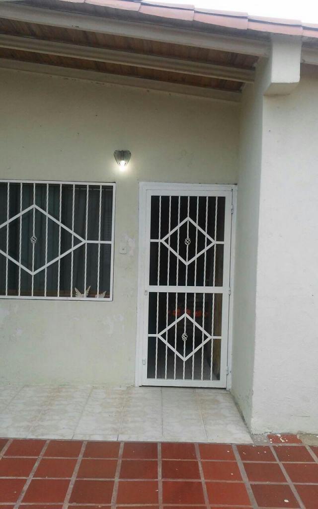 HERMOSA CASA. Av. Intercomunal TurmeroMaracay. Urb. Rafael Hernández Bs 37.000.000 Inf: 04129672997