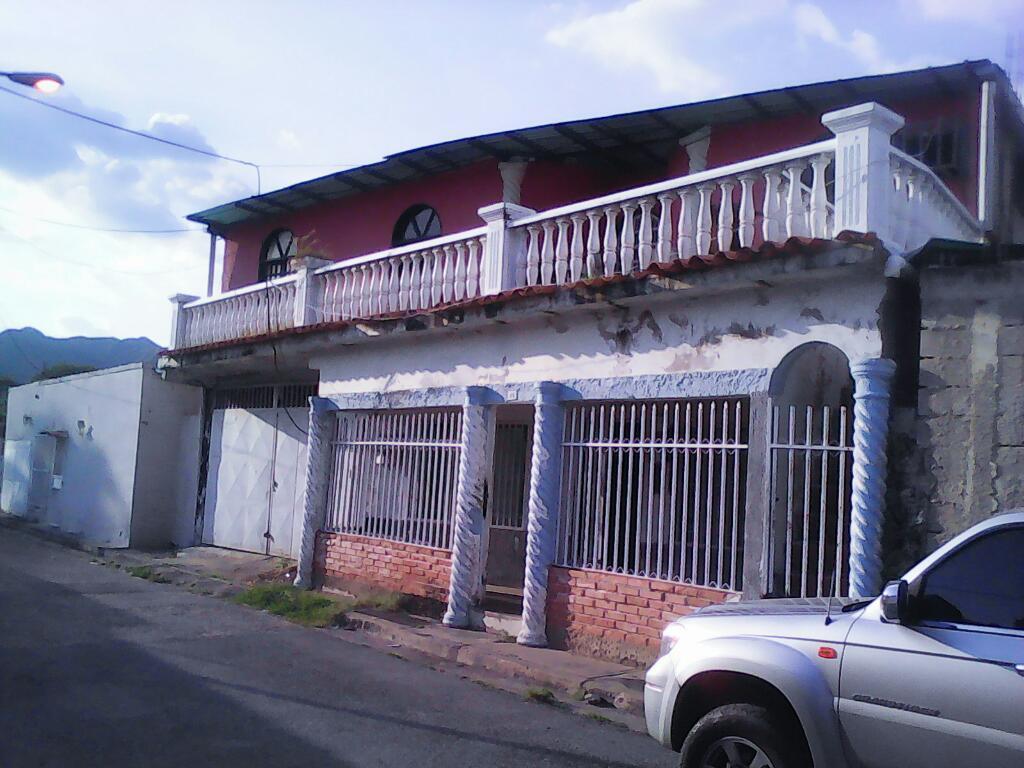 Vendo Casa Grande de 325 Mts Cuadrados en La Coromoto I Maracay