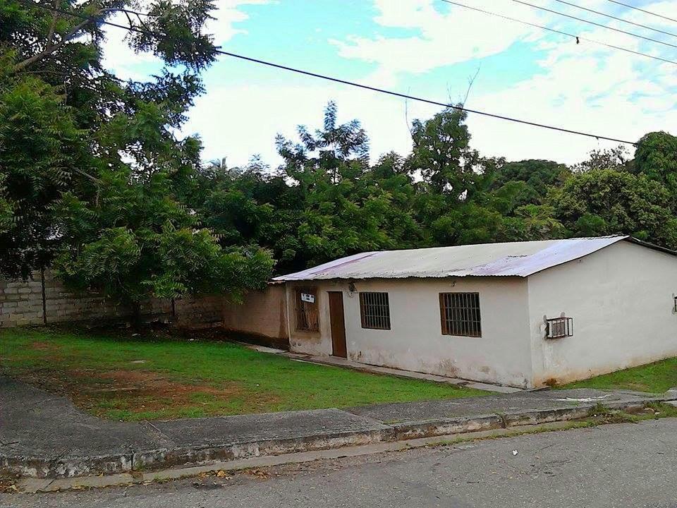 VENDO CASA Y ACEPTO CAMBIO POR VEHICULO