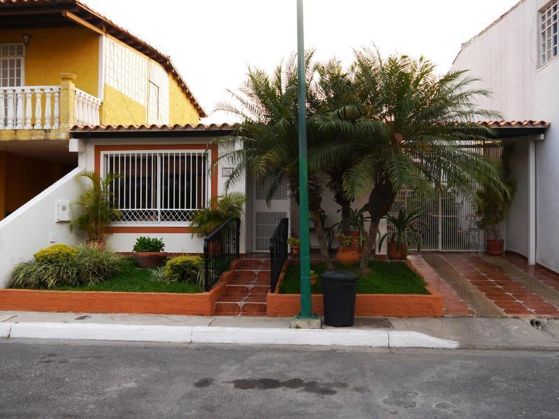 Vende Bella casa en urbanismo del Este de Barquisimeto