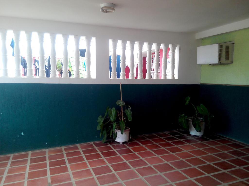 SE VENDE COMODA CASA EN URB. LAS ACACIAS 100 PLATABANDA