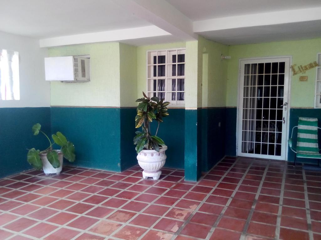 SE VENDE COMODA CASA EN URB. LAS ACACIAS 100 PLATABANDA