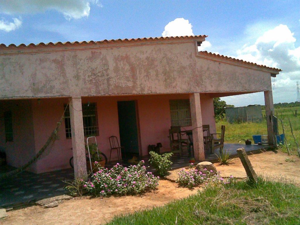 Se Vende Casa en mini Finca Agrícola en Terrenos de 7 Hectáreas, con Luz, totalmente cercada. El Corozo via Amarily