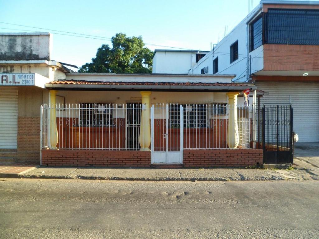 EN PLENO CENTRO ARAURE Casa con Área Comercial a media cuadra de la Plaza Bolivar