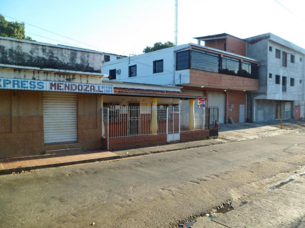 EN PLENO CENTRO ARAURE Casa con Área Comercial a media cuadra de la Plaza Bolivar