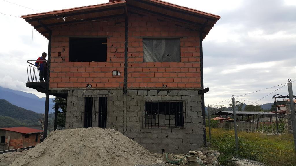 Terreno con 2 casas en construcción