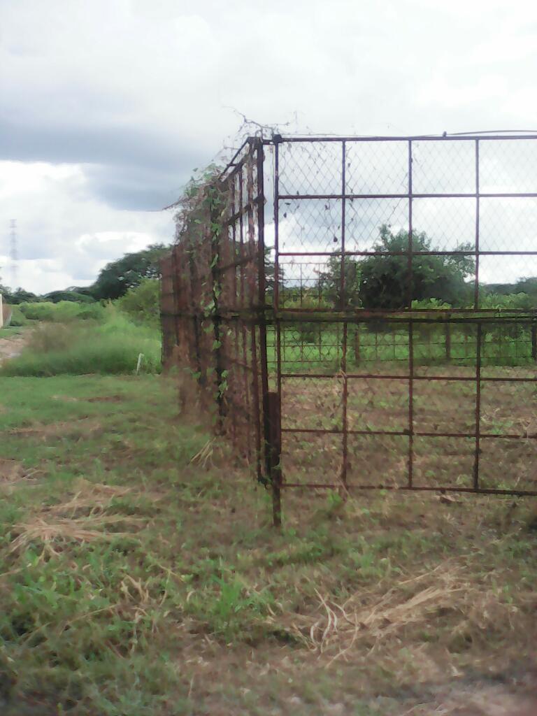 Terreno Plano Amplio con Casa a Terminar