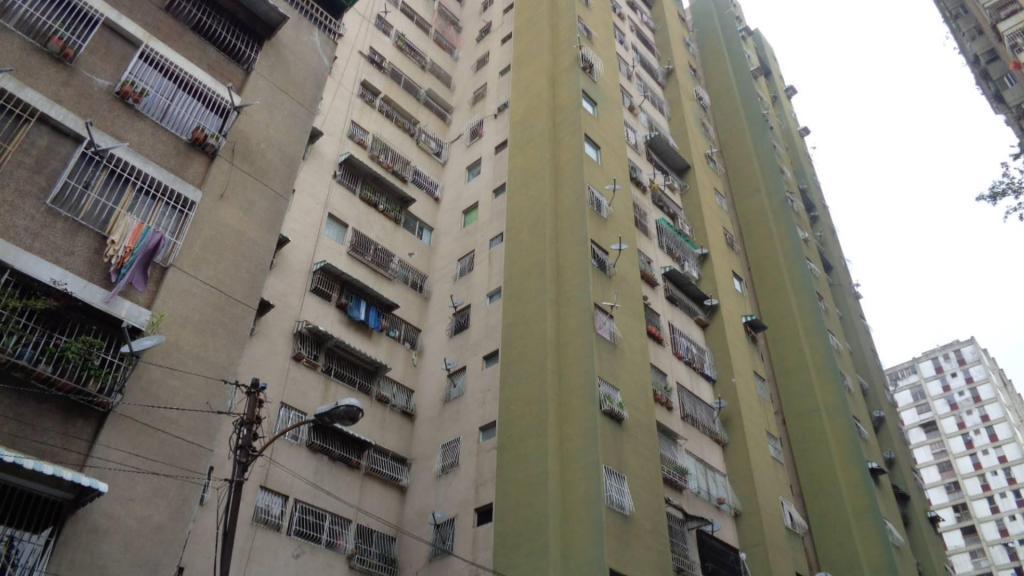 Apartamento de 67,50 mts en Av. Fuerzas Armadas muy bien ubicado