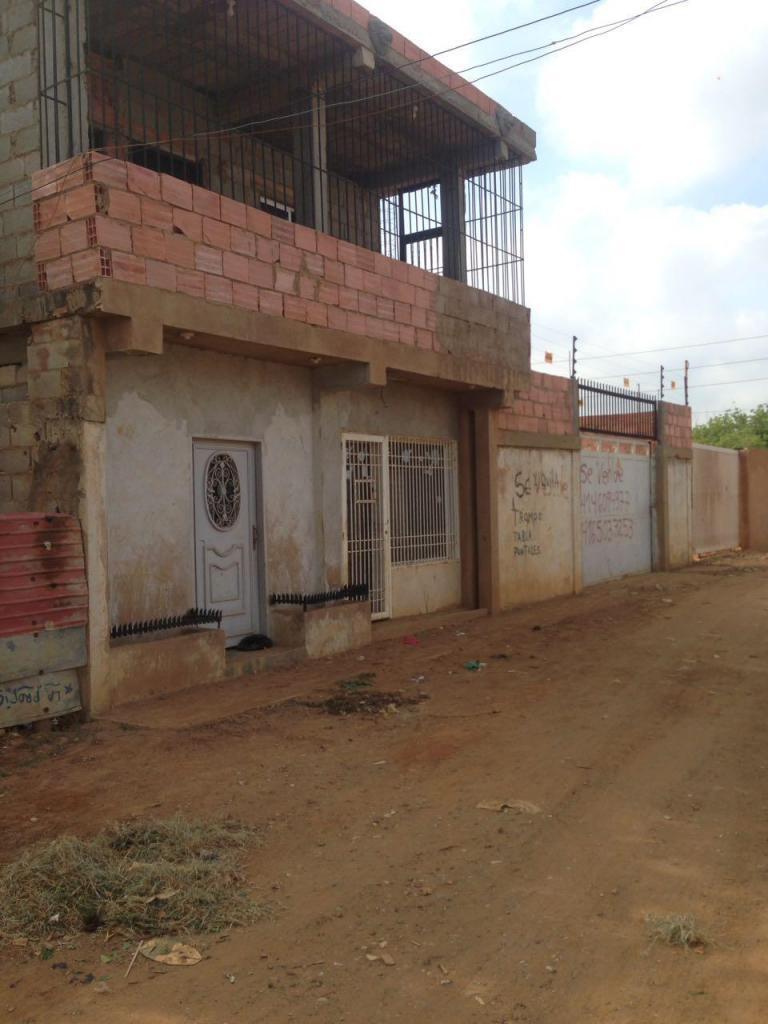 Casa de Dos Pisos con Terreno Frent Apuz