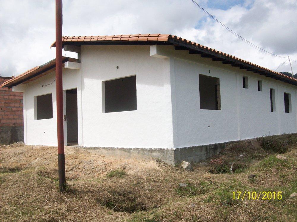 Casa Tipo Quinta, Terreno Propio, Color Blanca, Buen Sector, El Pórtico, Todos los Servicios, Negociable