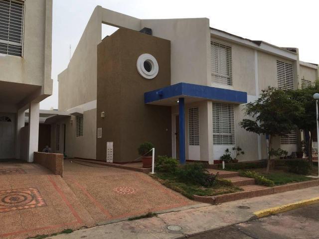 Vendo un TownHouse en Urb. Aquarela Excelente Inversion COD: 1617078