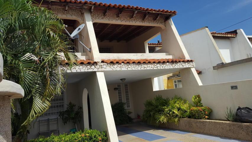 CASA EN VENTA EN CALLE CERRADA LAGO MAR BEACH POR DETRÁS DE ABASTO BICENTENARIO FUERZAS ARMADAS