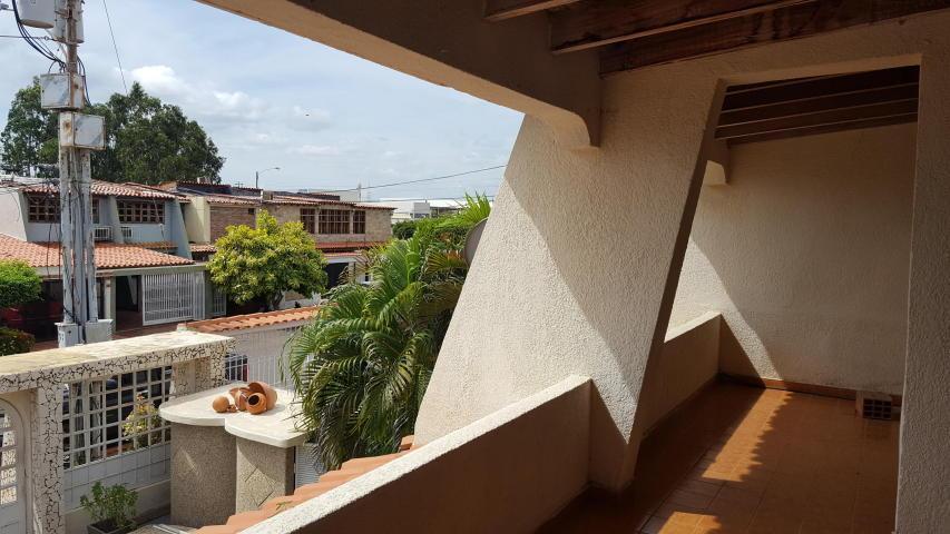 CASA EN VENTA EN CALLE CERRADA LAGO MAR BEACH POR DETRÁS DE ABASTO BICENTENARIO FUERZAS ARMADAS