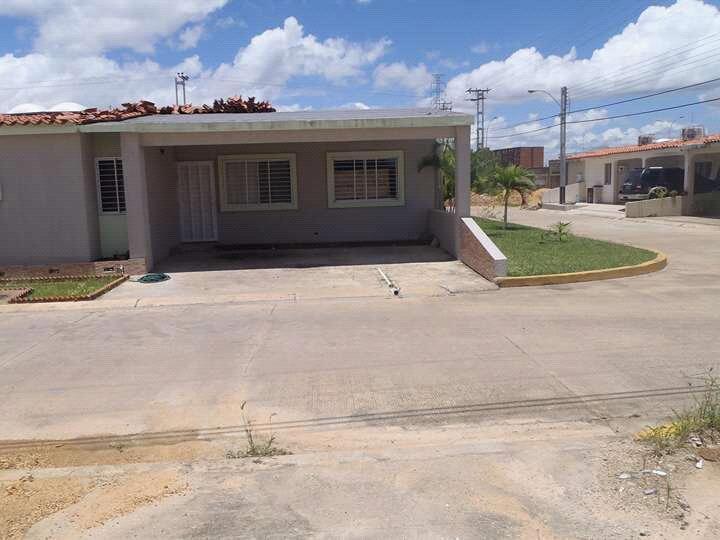 Se vende casa de esquina en Monterrey IV sector tipuro