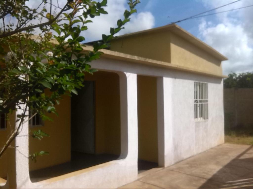 Vendo Casa de 2 Hab. 1 Bañ. con amplio Terreno de Patio. Excelente ubicacion en   Venezuela