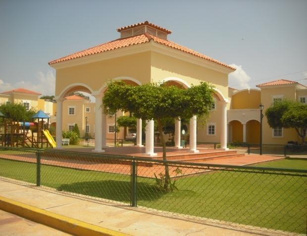 Townhouse en Venta Villa Cerrada Av Universidad