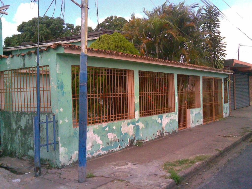 Vendo Casa de 5 Hab. 3 Bañ, Terreno de 400 a 600 mts2. en la Av. Principal Las Cocuizas Maturin  Venezuela