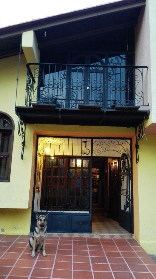 Casa Espectacular en Urb el Carrizal consta de 2 Niveles