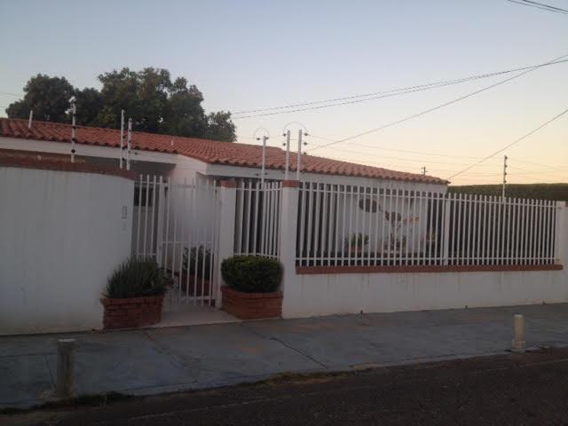 VENDO AMPLIA CASA POR C.C. LA CASCADA EN MONTE CLARO MLS 17931