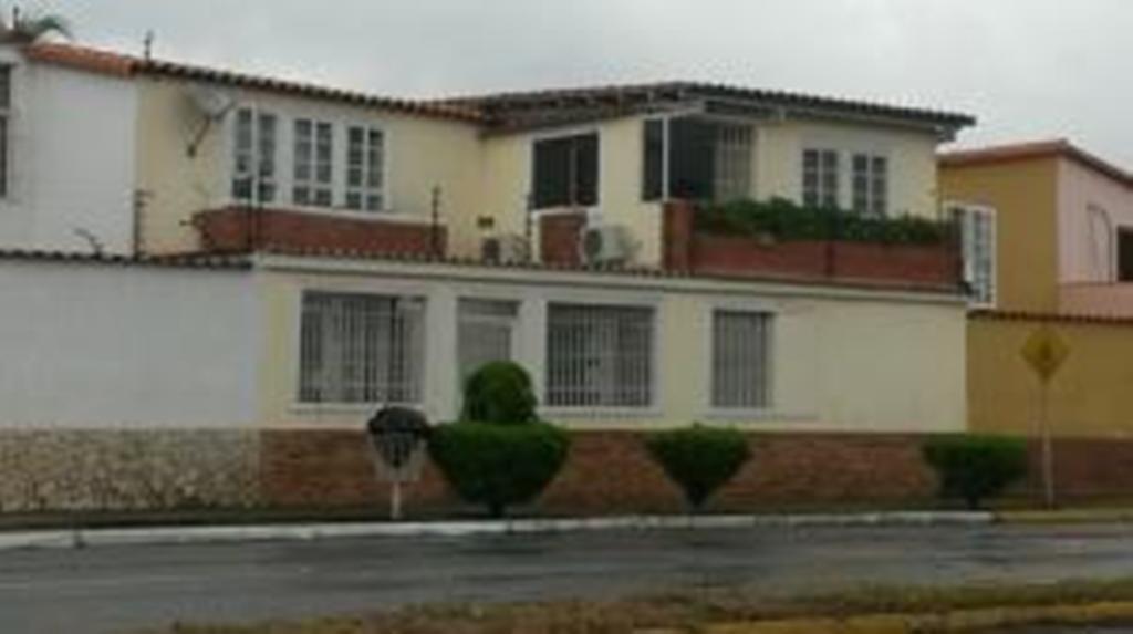 Casa en La Rosaleda Urbanización Ubicada al Este de Bqto en Venta