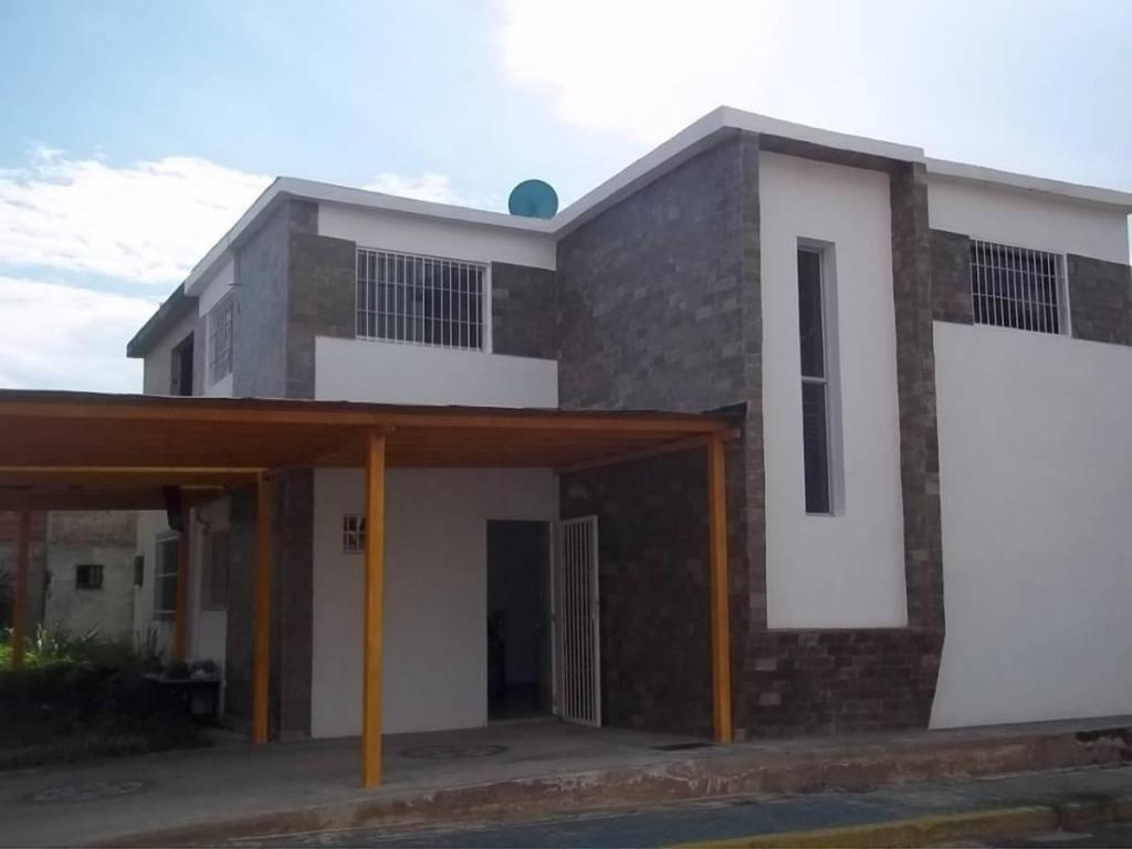 SKY GROUP Vende Casa ubicada en  Paraparal