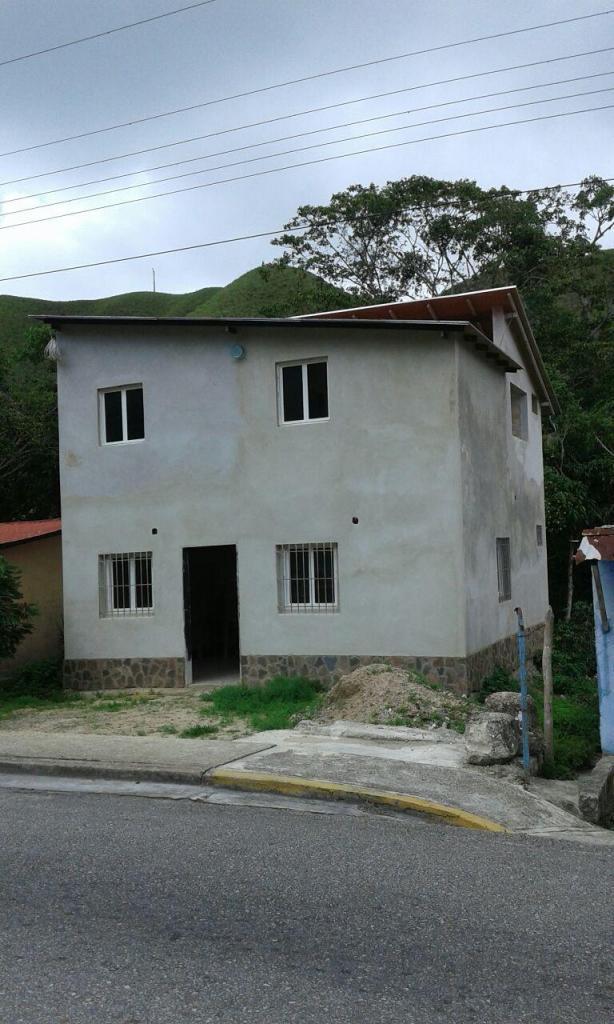 Vendo CHALET CASA TIPO TOWN HOUSE 3 Hab 2 Bañ, Agua y Luz, Zona Turistica Terrenos en Caripe Maturin Mongas Venezuela