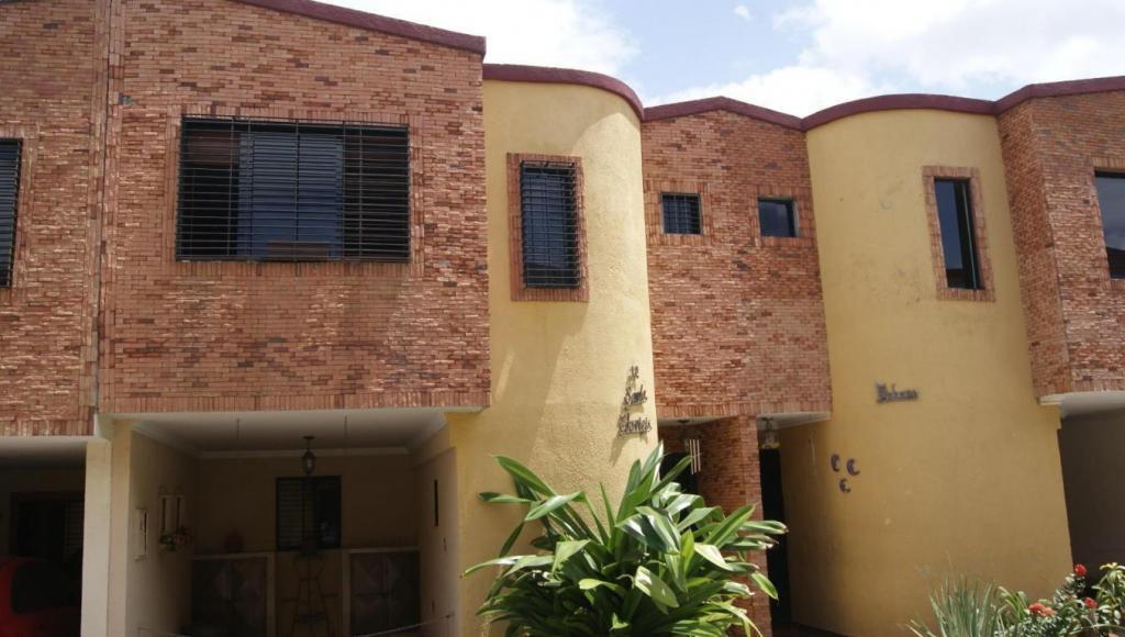 ¡Comodo townhouse en venta! Ubicado en La Entrada