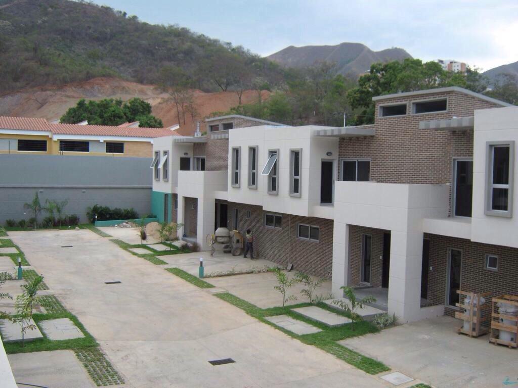 Se Vende Town House en Altos de 4 Avenidas Sdth 003