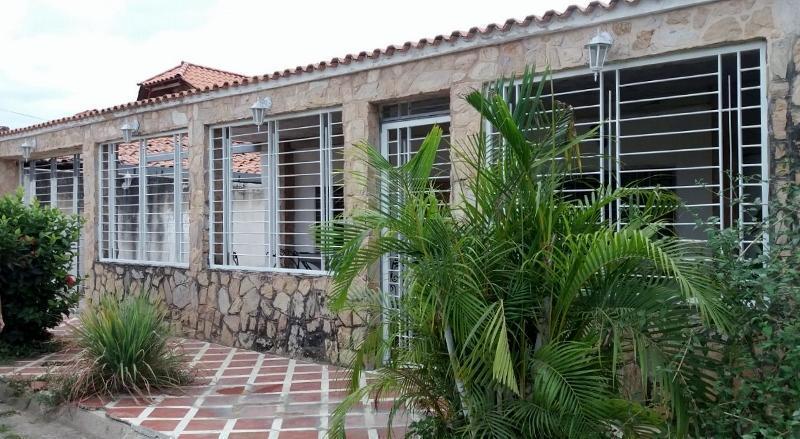 Se Vende Hermosa y Amplia Casa en Maracay Codigo 174948