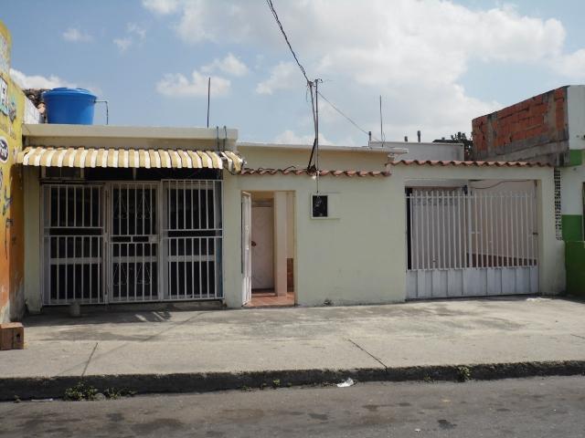 vende casa en pleno centro Barquisimeto con terreno adicional