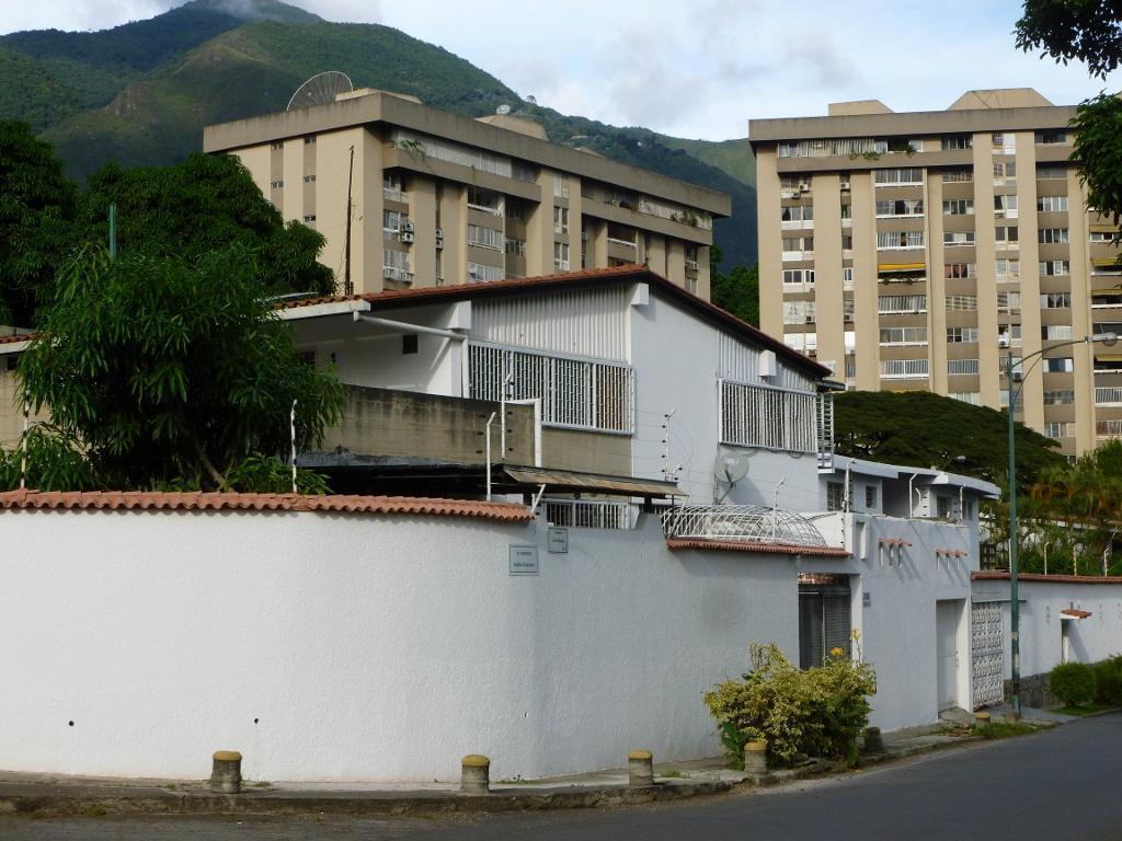 Casa en Venta en Caracas, El Marqués, ubicada en calle Cerrada con Vigilancia Privada