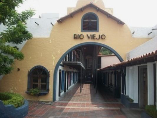 Vendo Local Comercial Planta Baja C.C Río Viejo. Lecheria. 18m2