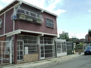 URB LAS QUINTAS DE NAGUANAGUA, conservada y muy funcional casa, originalmente de una sola planta, cocina empotrada