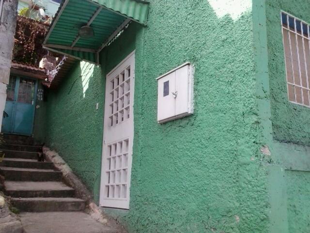 Vendo Casa via prncipal frente al Club Centro de Amigos. a 50 mts de la parada entrada de Alberto Ravel