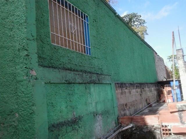 Vendo Casa via prncipal frente al Club Centro de Amigos. a 50 mts de la parada entrada de Alberto Ravel