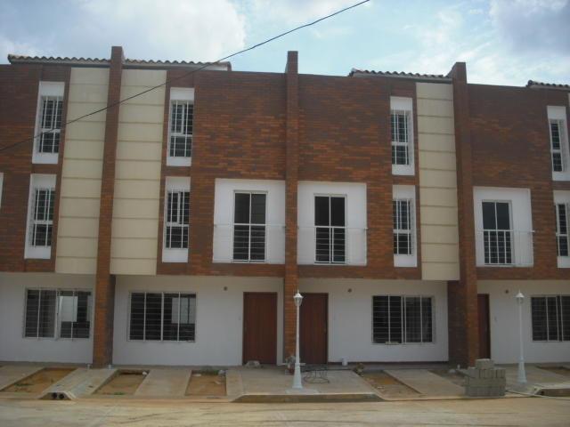 Ruth Barrios Vende Townhouse Zona Norte MLS 172084