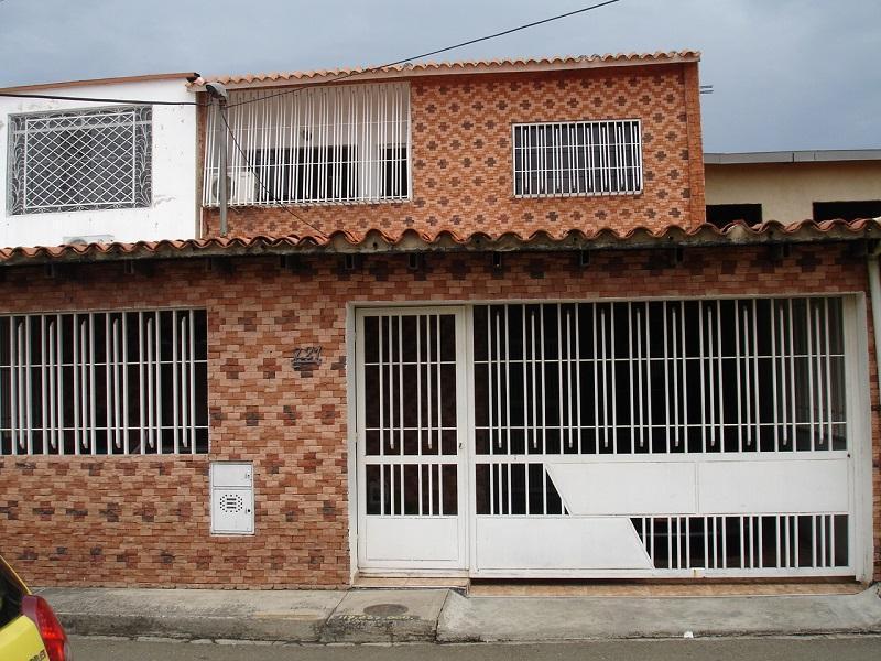 CONJUNTO RES. YURUBI,  PARAPARAL, Excelente oportunidad de inversión, en esta amplia Casa Quinta de 123 mtr2