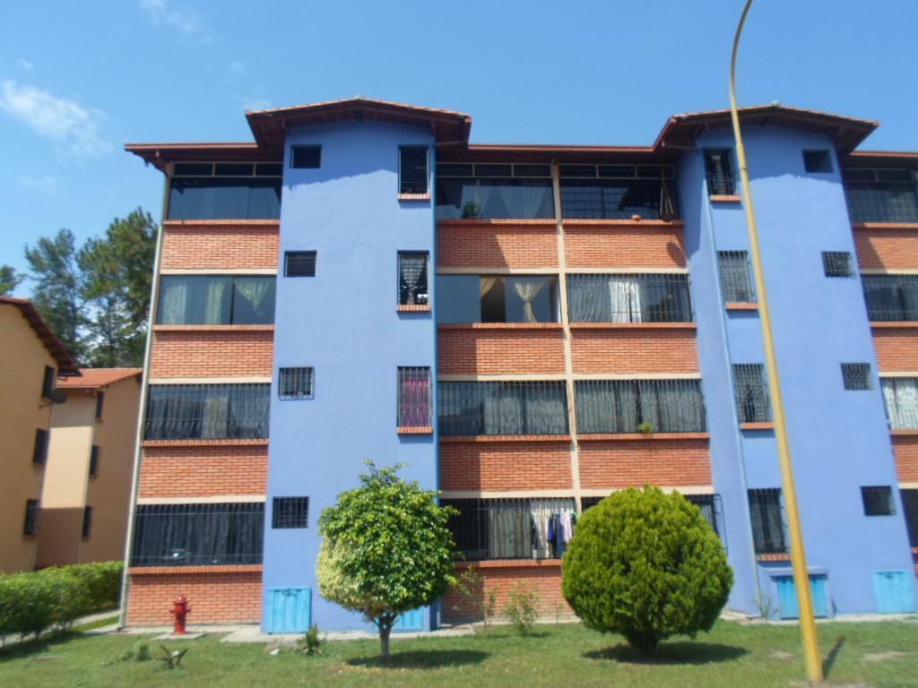 RAFABIENES C.A. Vende apartamento en Residencias Agua Clara