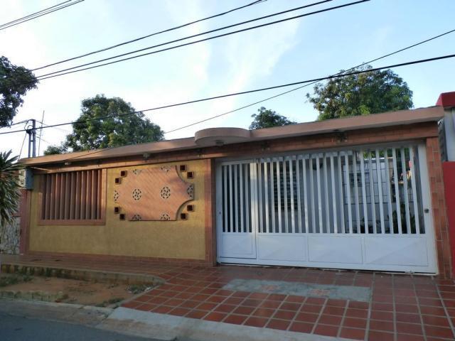 Espaciosa Casa en Venta Urb. San Jacinto MLS1618185