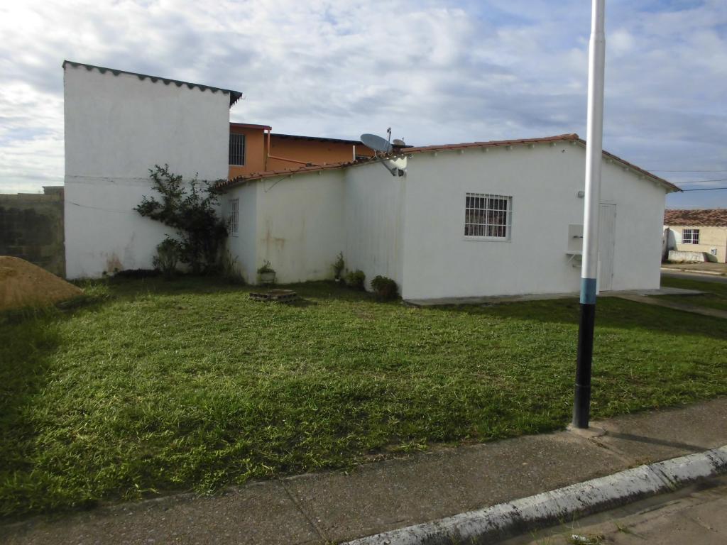 VENDO CASA EN URB. JUANA LA AVANZADORA, EN ESQUINA. 04140953267 04249514243