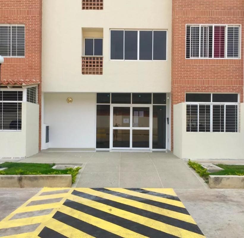 LYL VENDE APTO EN DORAL COUNTRY