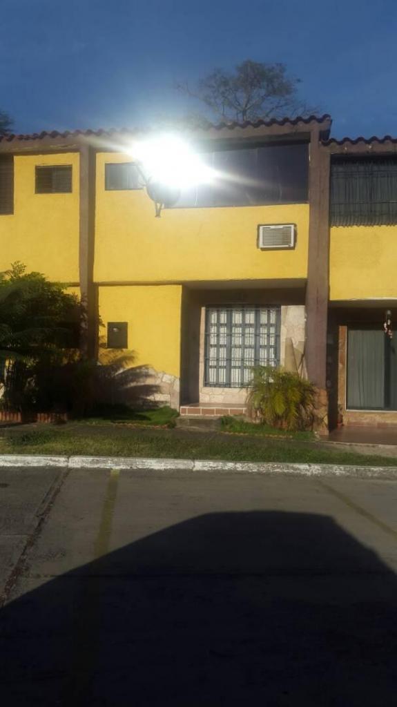 Vendo Lindo Town house Semi Amoblado en Lomas de la Esmeralda